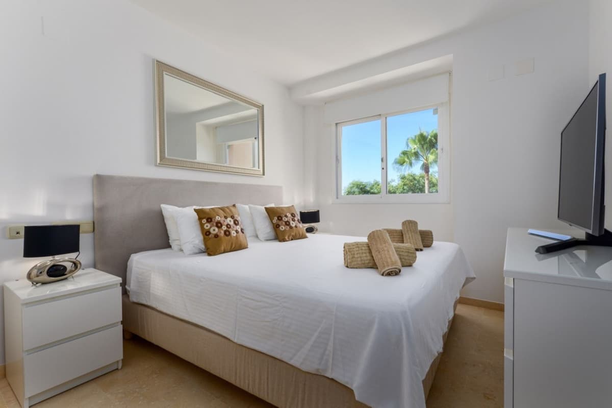 Middle Floor Apartment in Elviria — photo 4 of 4