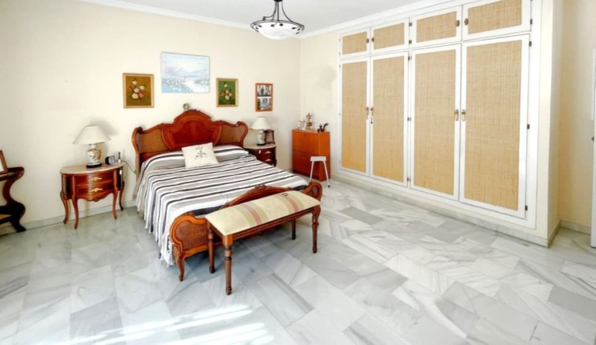 Middle Floor Apartment in Estepona — photo 4 of 10