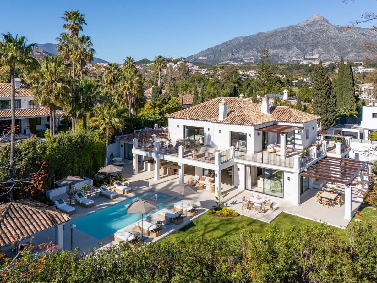 Detached Villa in Nueva Andalucía — photo 1 of 10