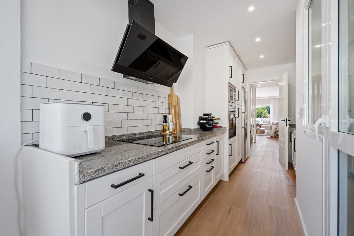 Middle Floor Apartment in The Golden Mile — photo 9 of 10