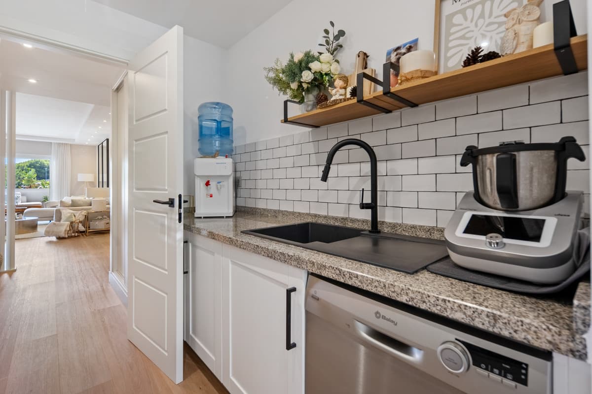 Middle Floor Apartment in The Golden Mile — photo 10 of 10