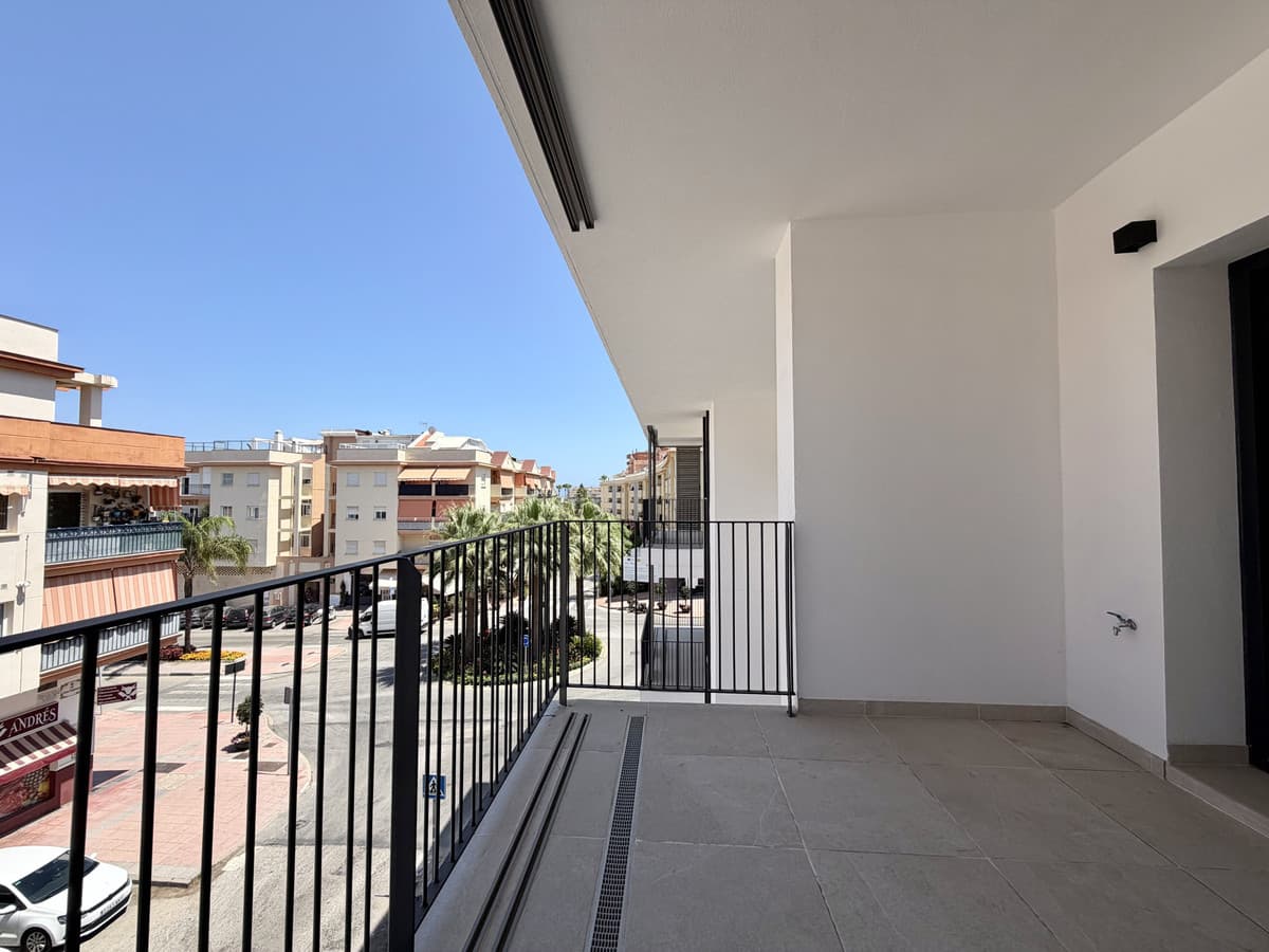 Middle Floor Apartment in Estepona — photo 3 of 10