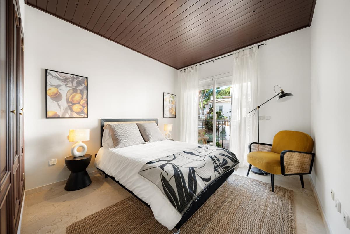 Middle Floor Apartment in Nueva Andalucía — photo 4 of 10