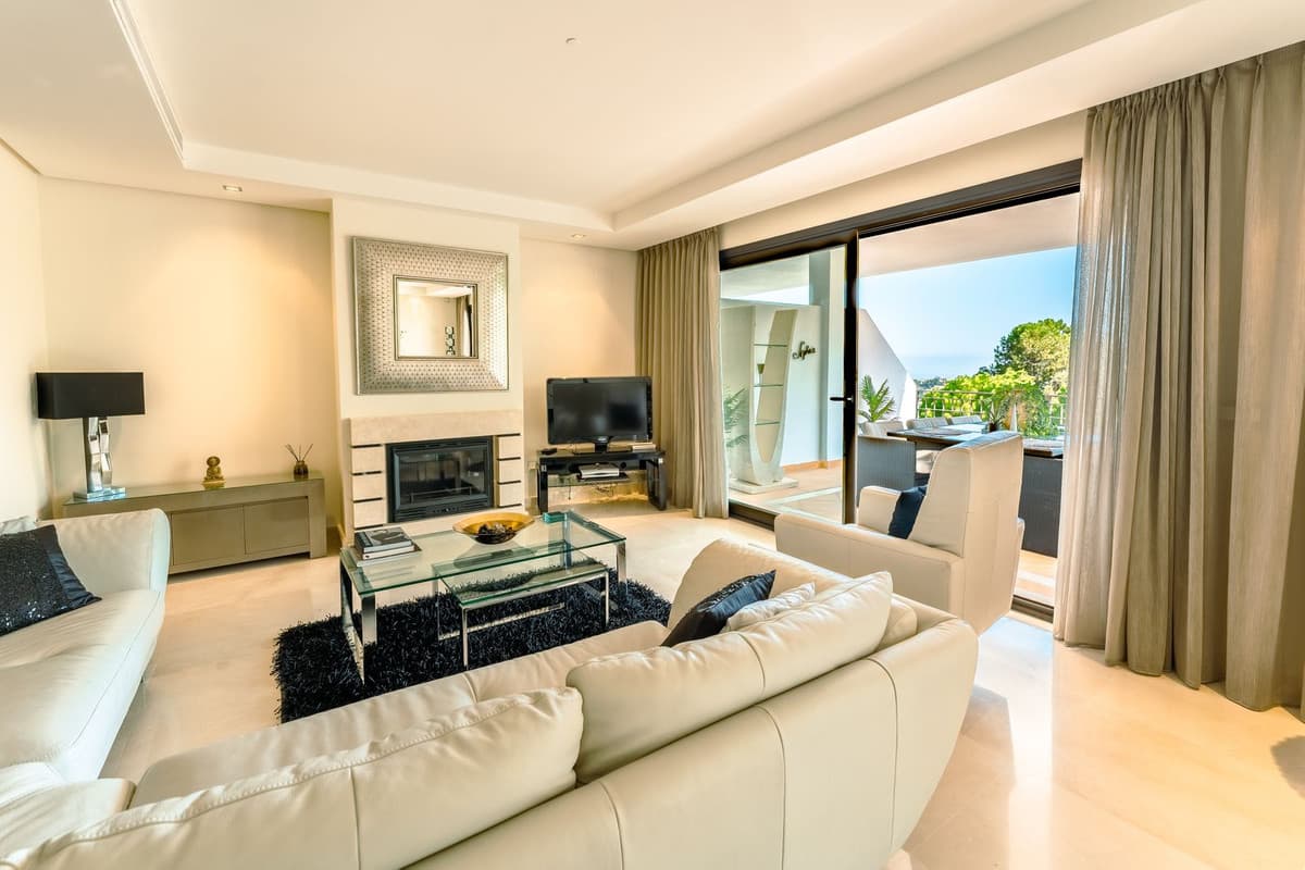 Middle Floor Apartment in La Quinta — photo 3 of 10