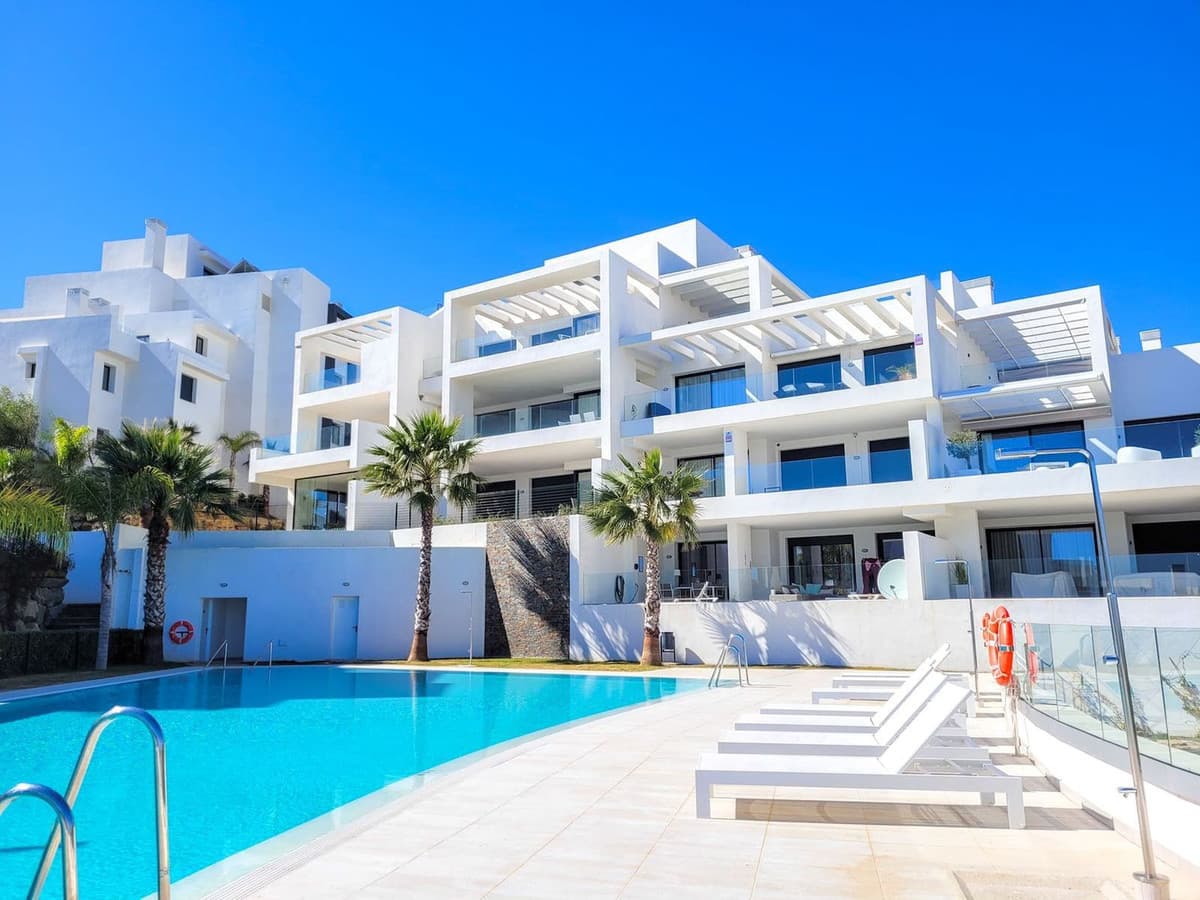 Middle Floor Apartment in Estepona — photo 2 of 10