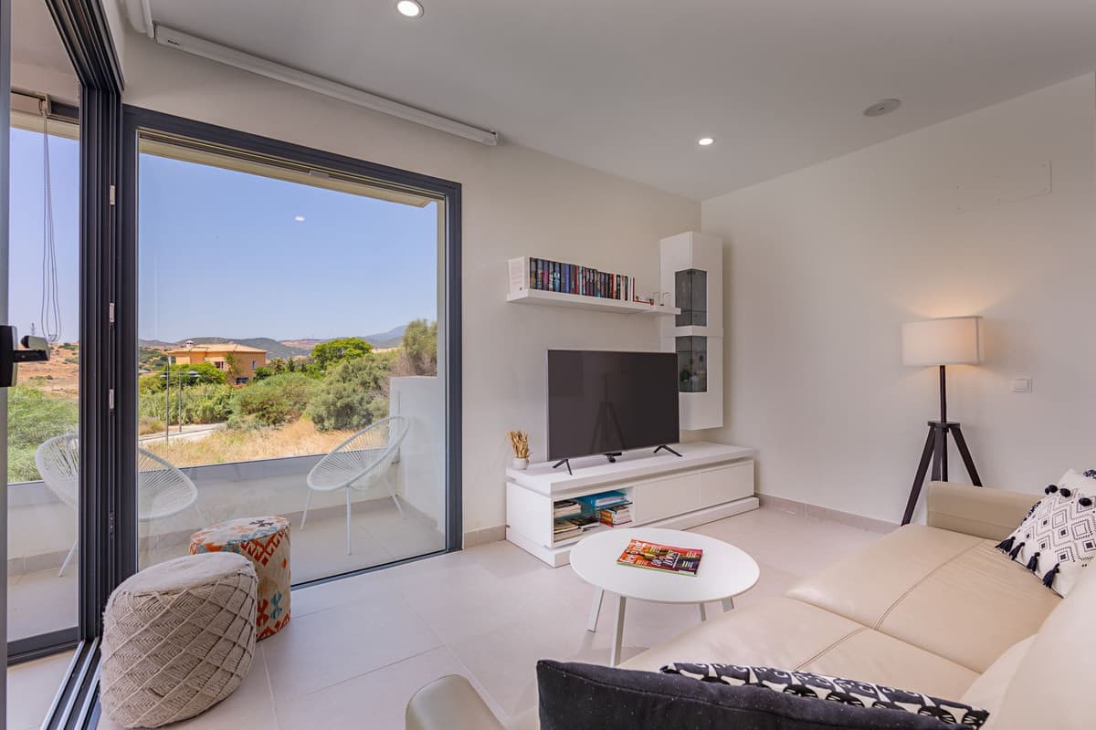Middle Floor Apartment in Estepona — photo 4 of 10