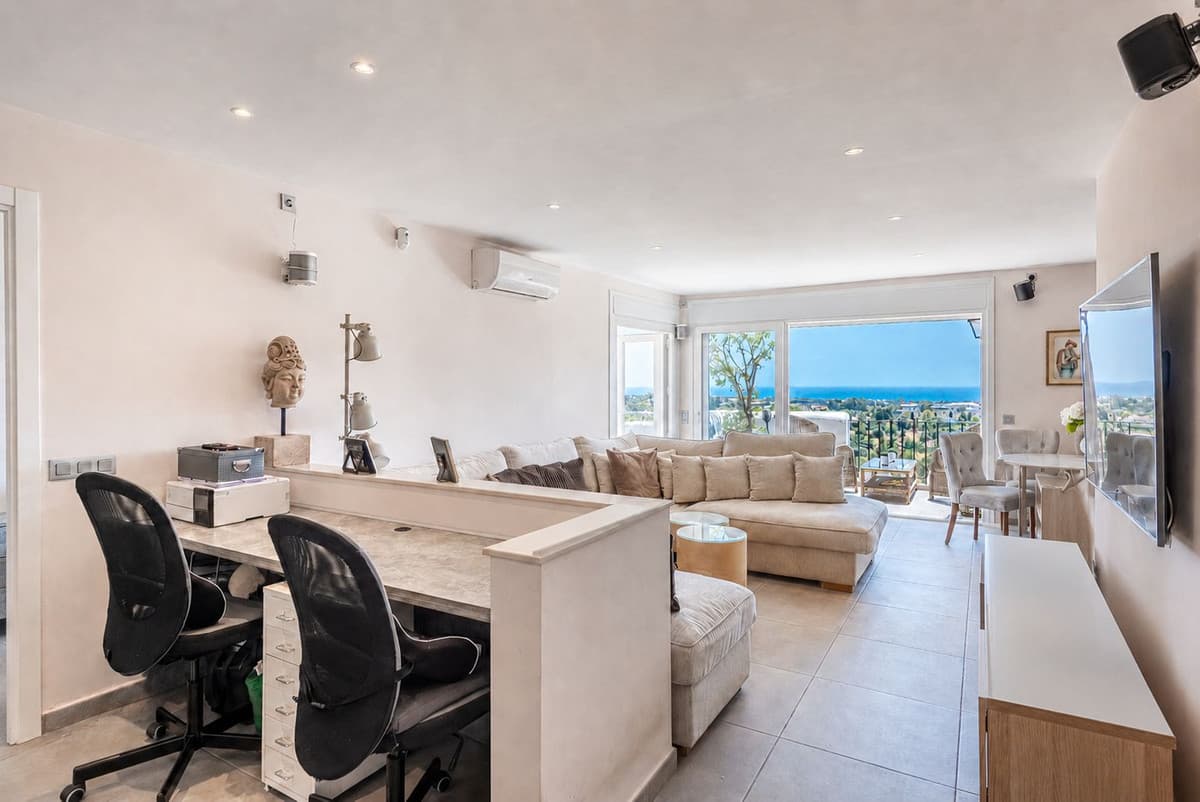 Middle Floor Apartment in Los Almendros — photo 7 of 10