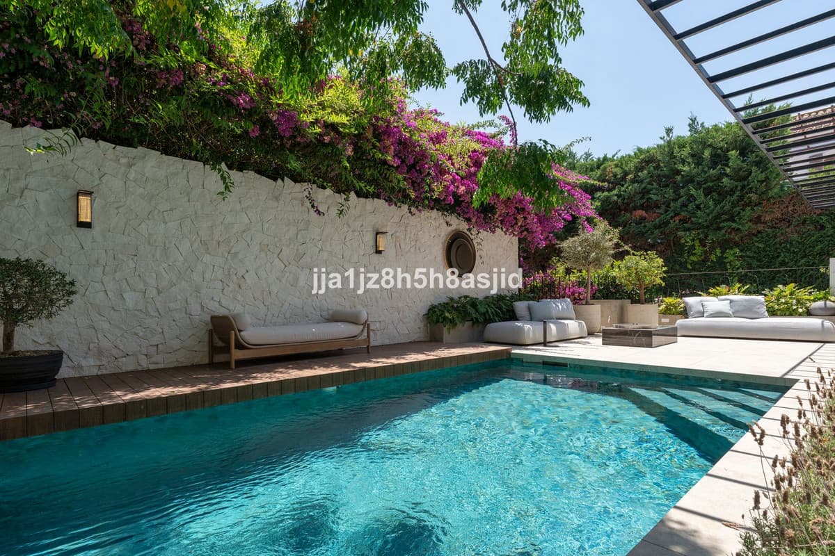 Detached Villa in The Golden Mile — photo 1 of 10