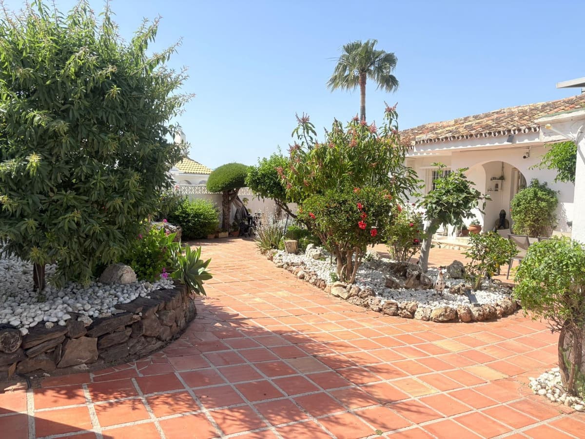 Detached Villa in Cerros del Aguila — photo 2 of 10