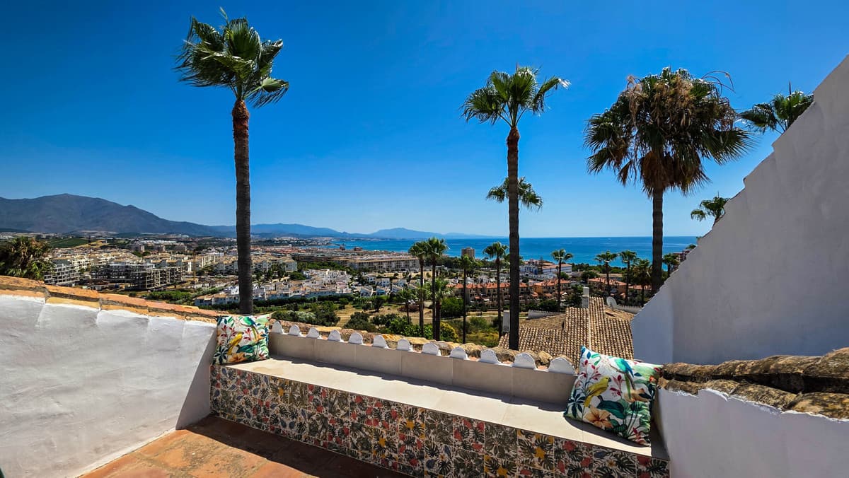 Townhouse in La Duquesa — photo 1 of 10
