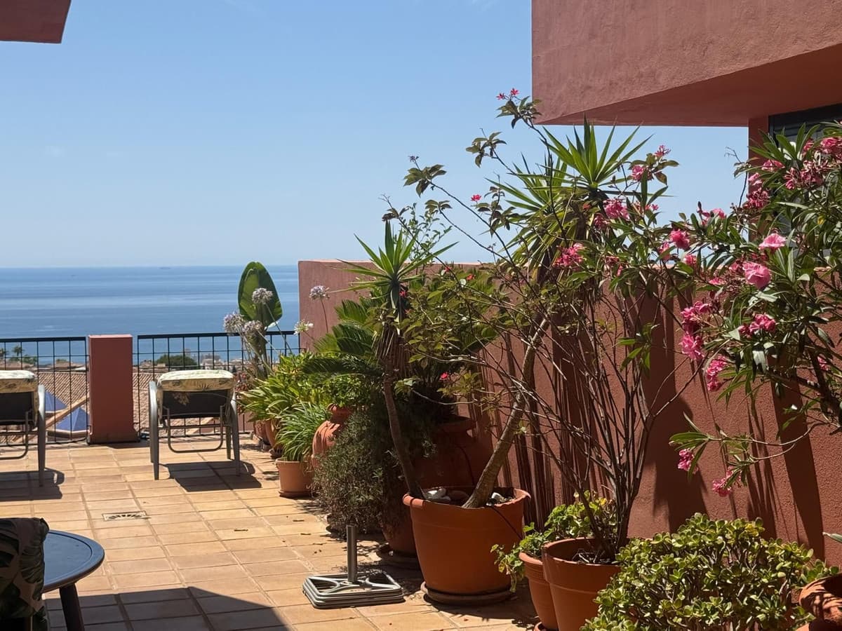 Middle Floor Apartment in Calahonda — photo 3 of 10