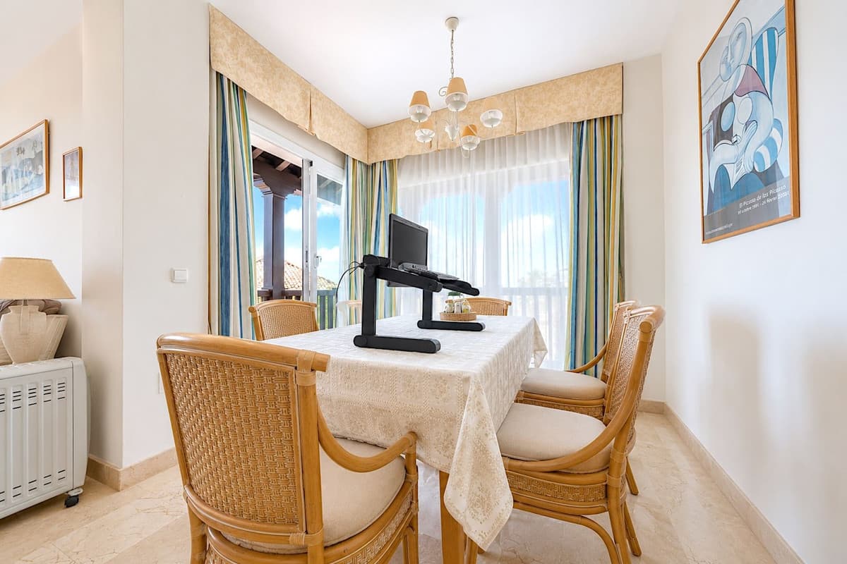 Middle Floor Apartment in Calahonda — photo 7 of 10
