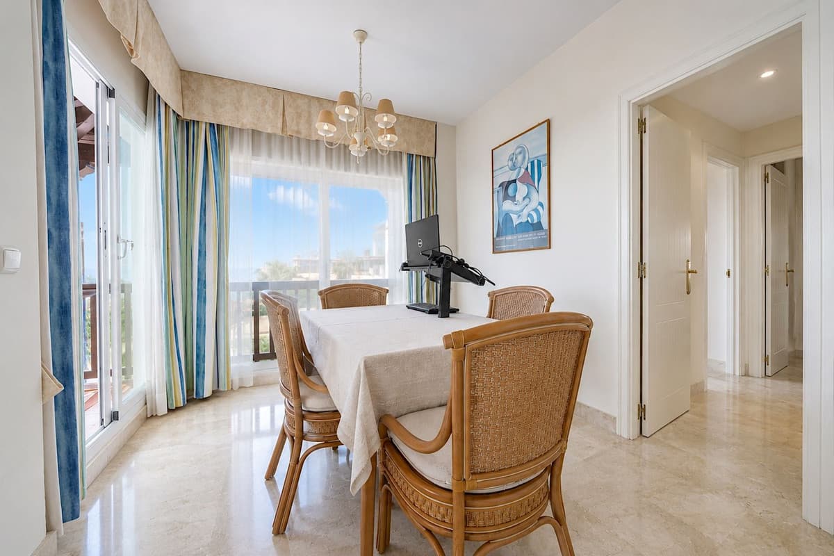 Middle Floor Apartment in Calahonda — photo 8 of 10