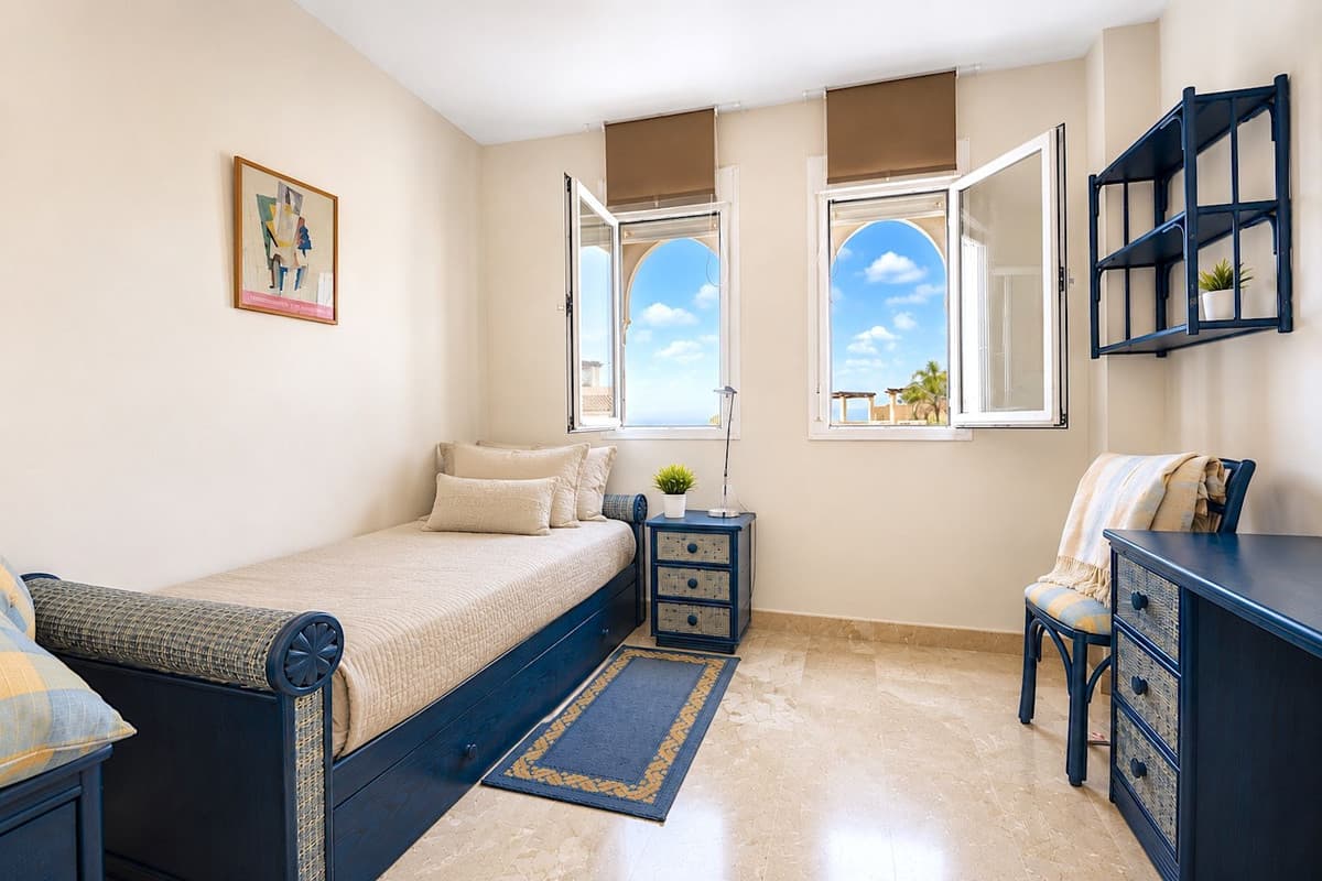 Middle Floor Apartment in Calahonda — photo 9 of 10