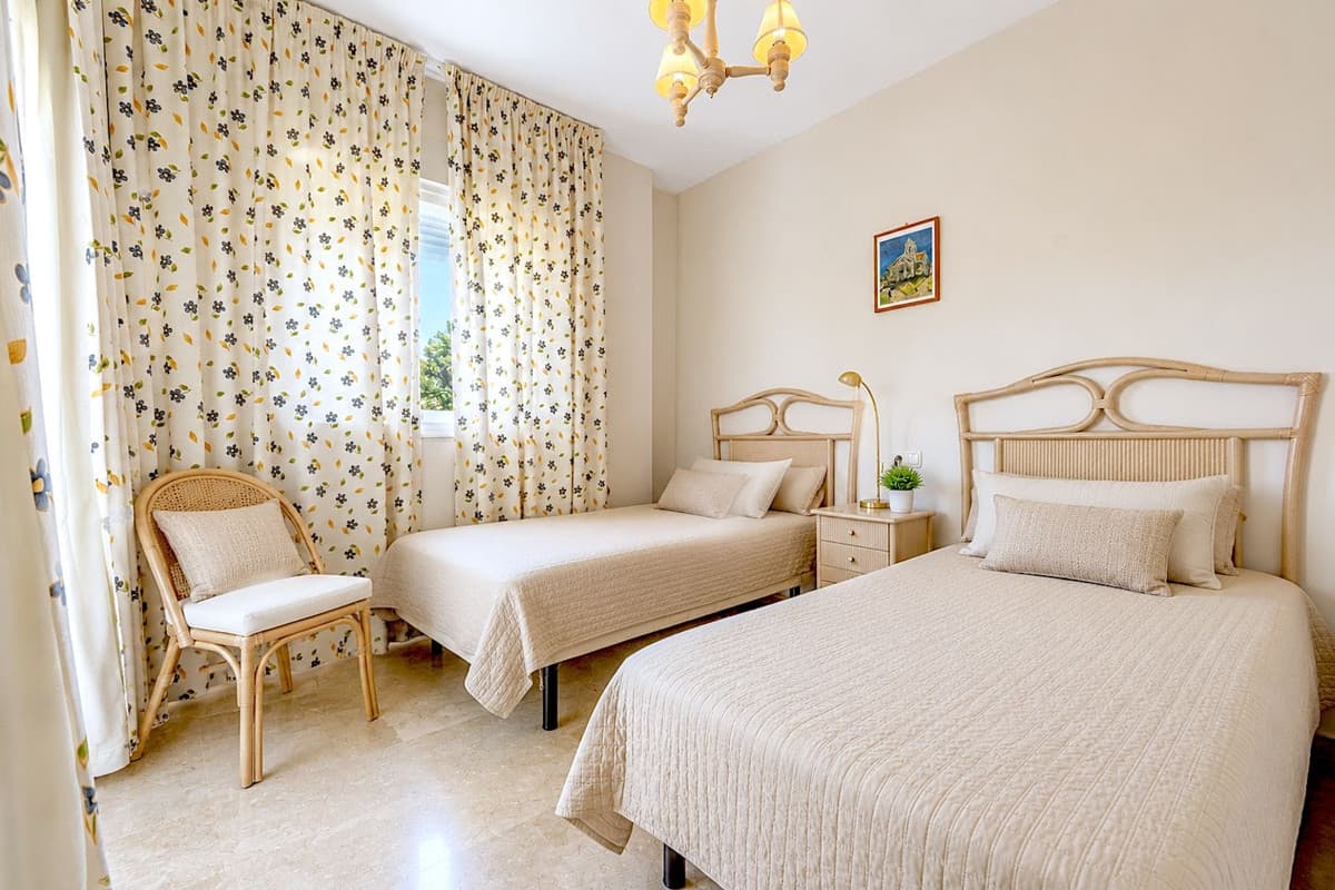 Middle Floor Apartment in Calahonda — photo 10 of 10