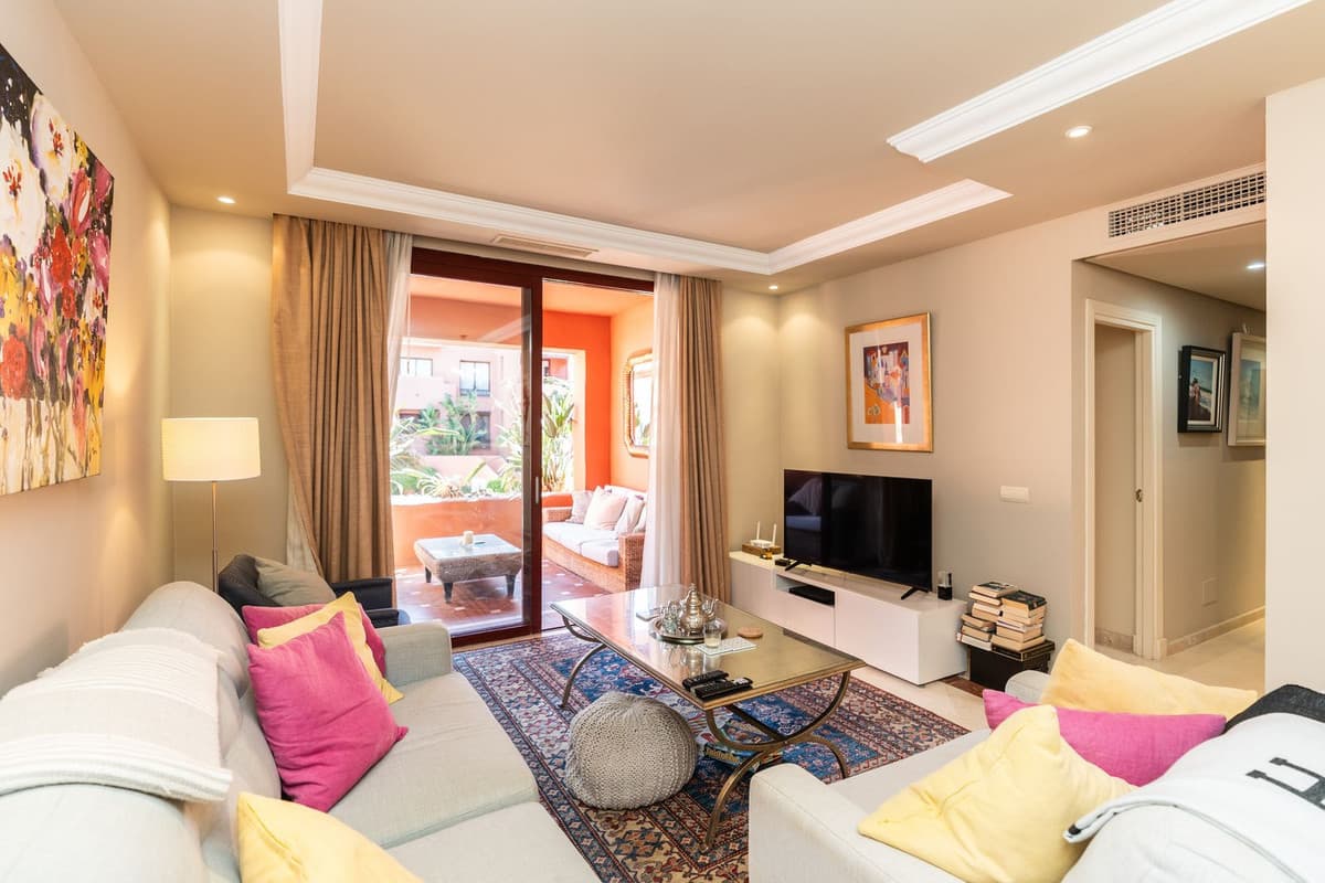 Middle Floor Apartment in Elviria — photo 3 of 10