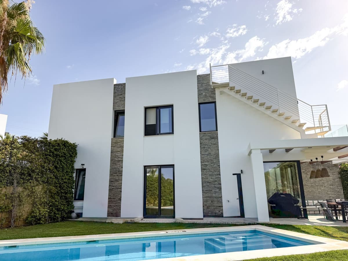 Semi-Detached House in Calahonda — photo 1 of 10