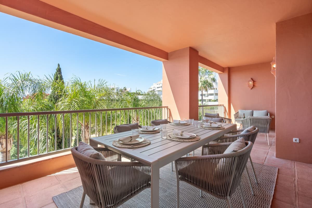 Middle Floor Apartment in Benahavís — photo 3 of 10