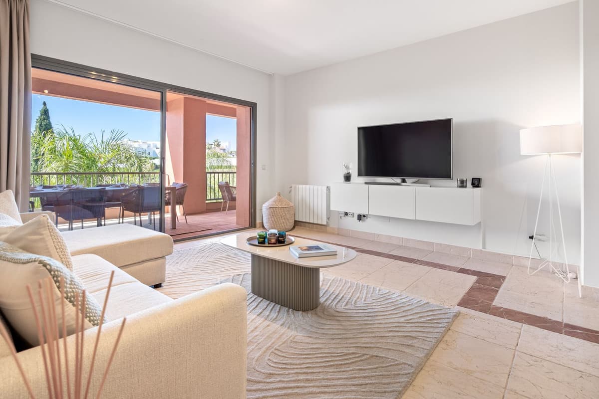 Middle Floor Apartment in Benahavís — photo 4 of 10