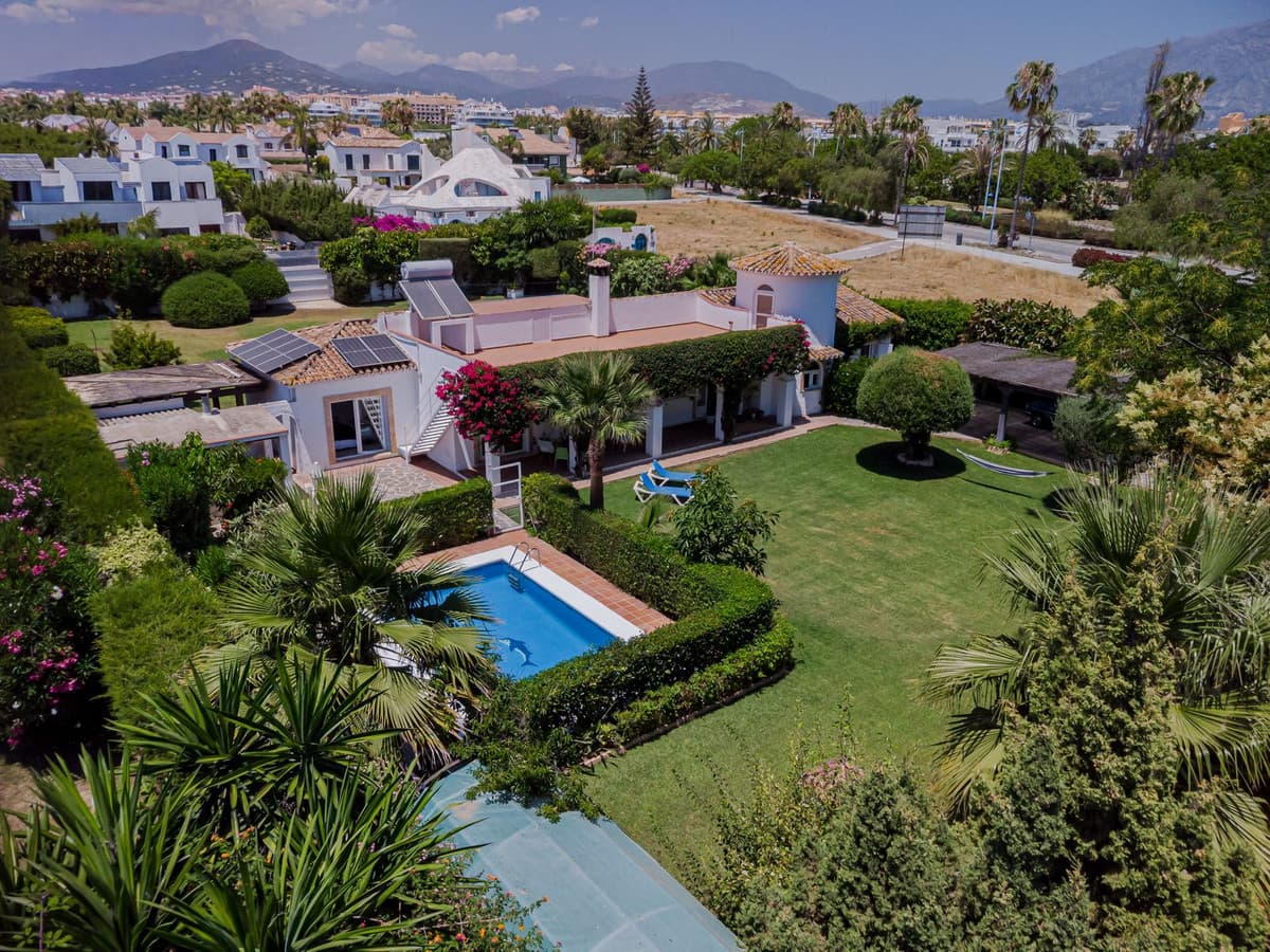 Detached Villa in San Pedro de Alcántara — photo 2 of 10