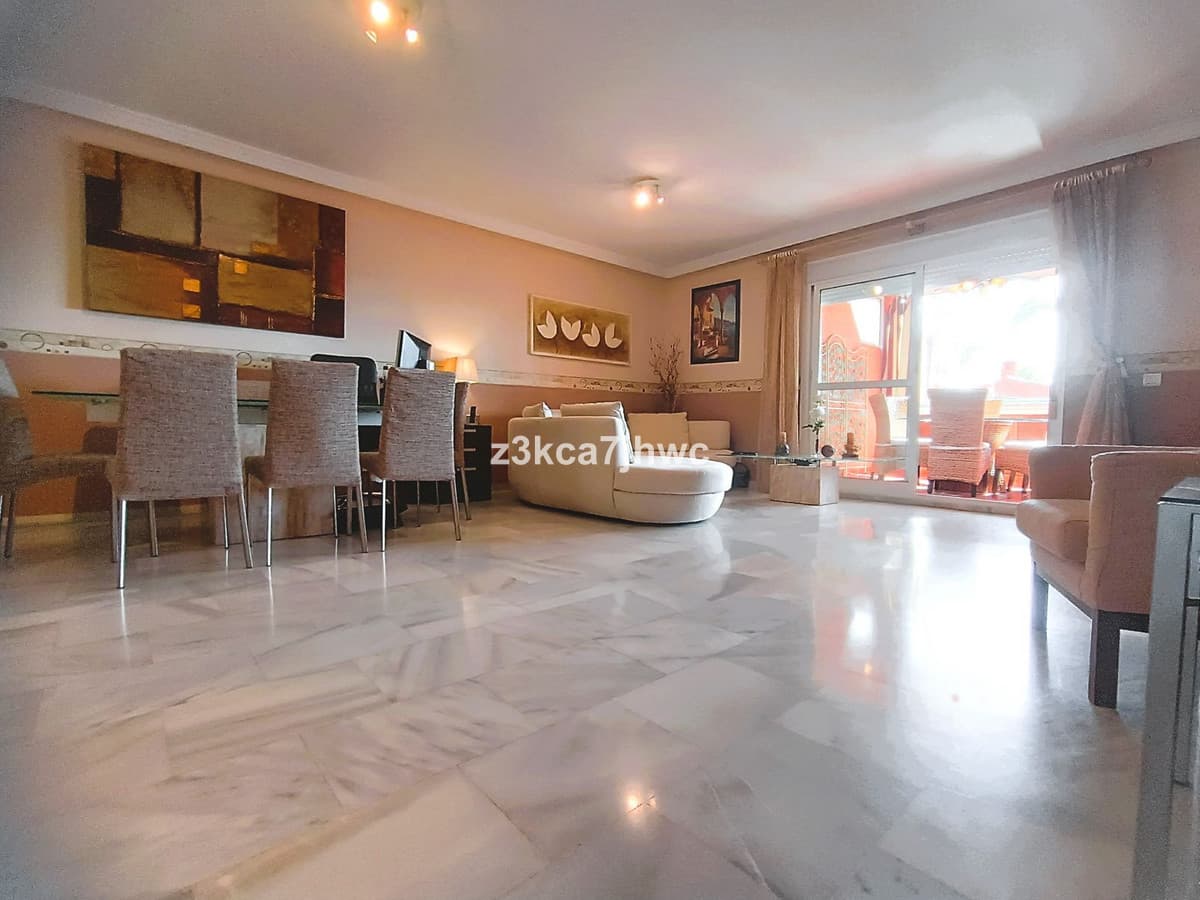 Middle Floor Apartment in Estepona — photo 3 of 10