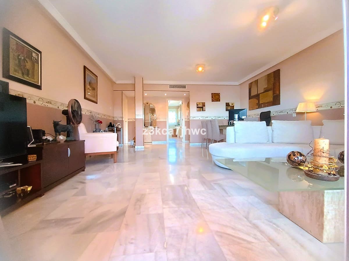Middle Floor Apartment in Estepona — photo 4 of 10