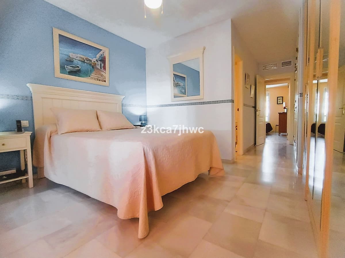 Middle Floor Apartment in Estepona — photo 5 of 10