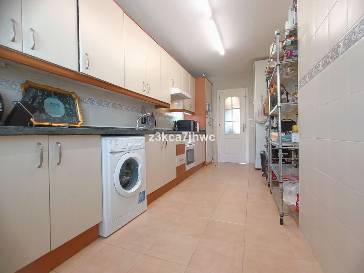 Middle Floor Apartment in Estepona — photo 6 of 10