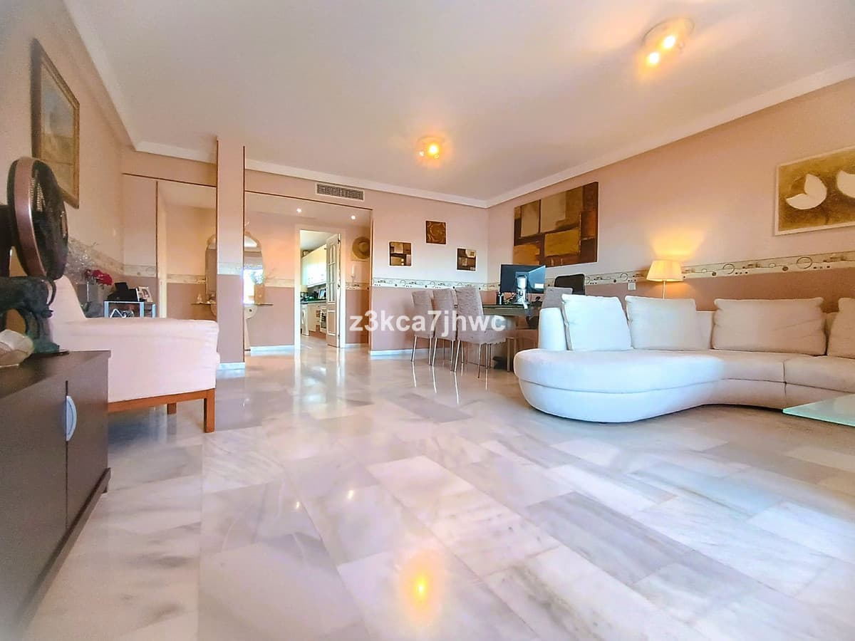 Middle Floor Apartment in Estepona — photo 8 of 10