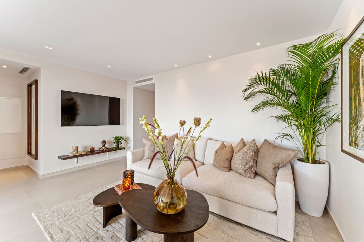 Middle Floor Apartment in The Golden Mile — photo 3 of 10