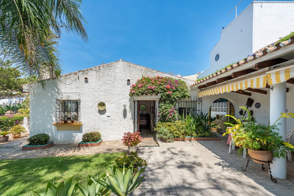 Detached Villa in Nueva Andalucía — photo 1 of 10