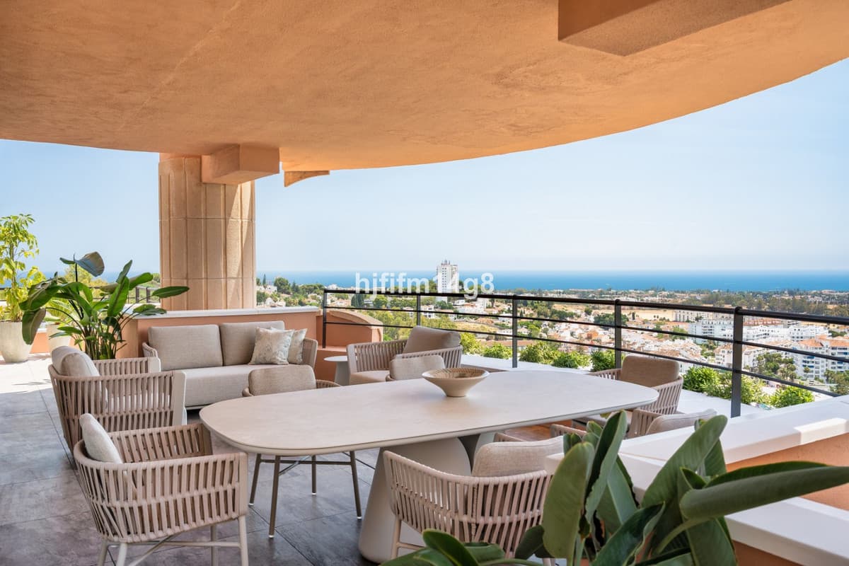 Middle Floor Apartment in Nueva Andalucía — photo 2 of 10