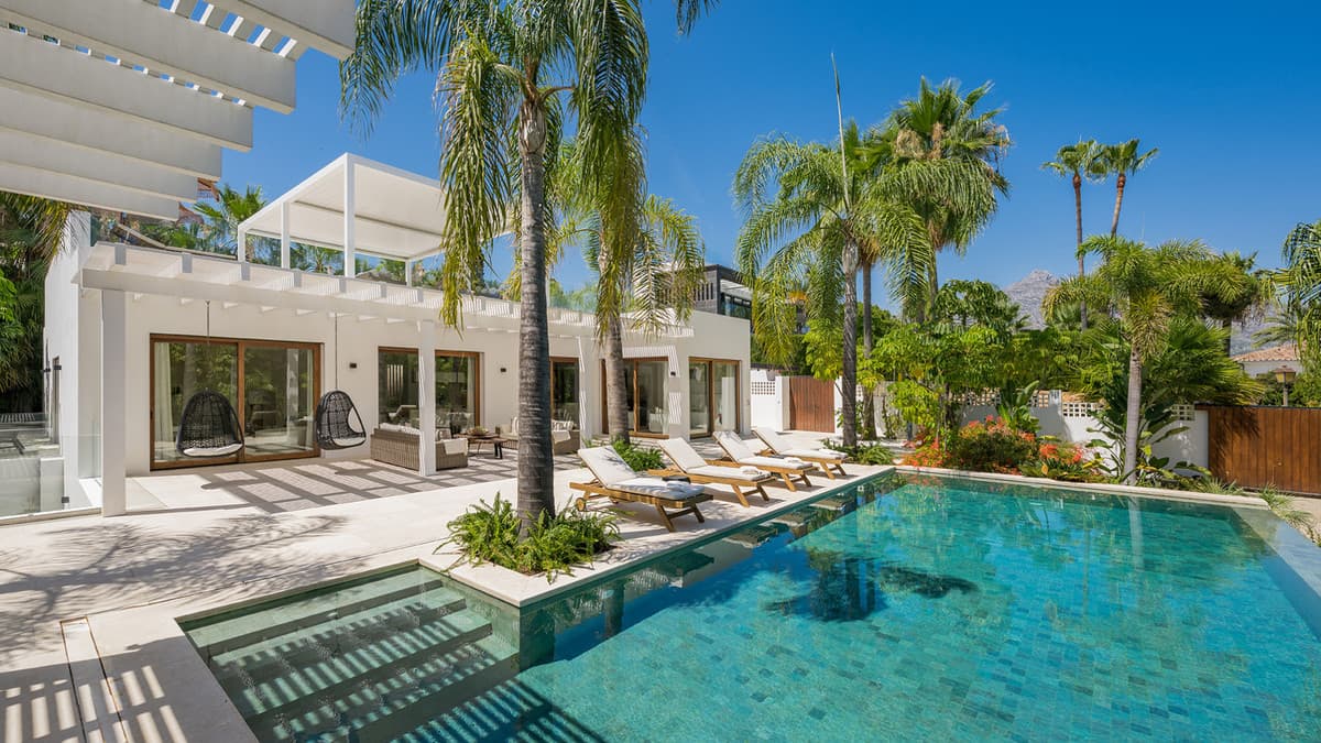 Detached Villa in Las Brisas — photo 2 of 10