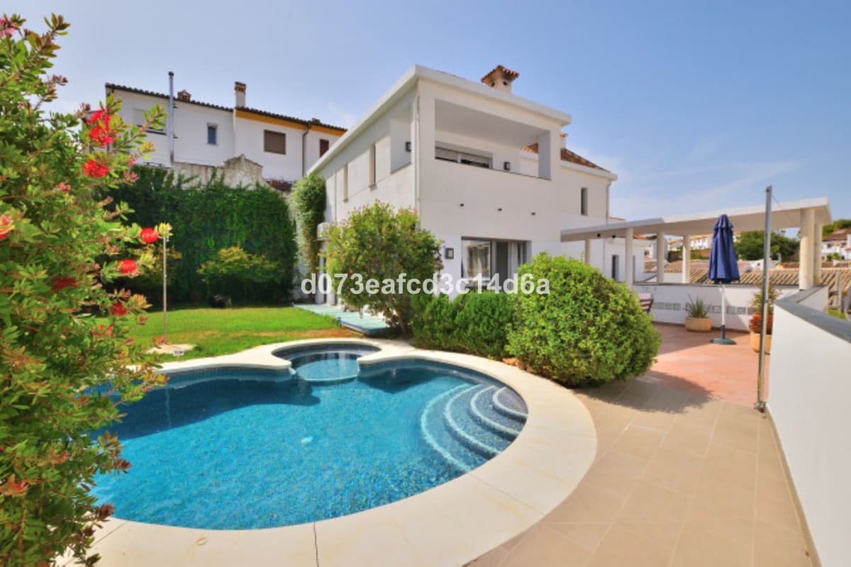 Detached Villa in Ronda — photo 1 of 10