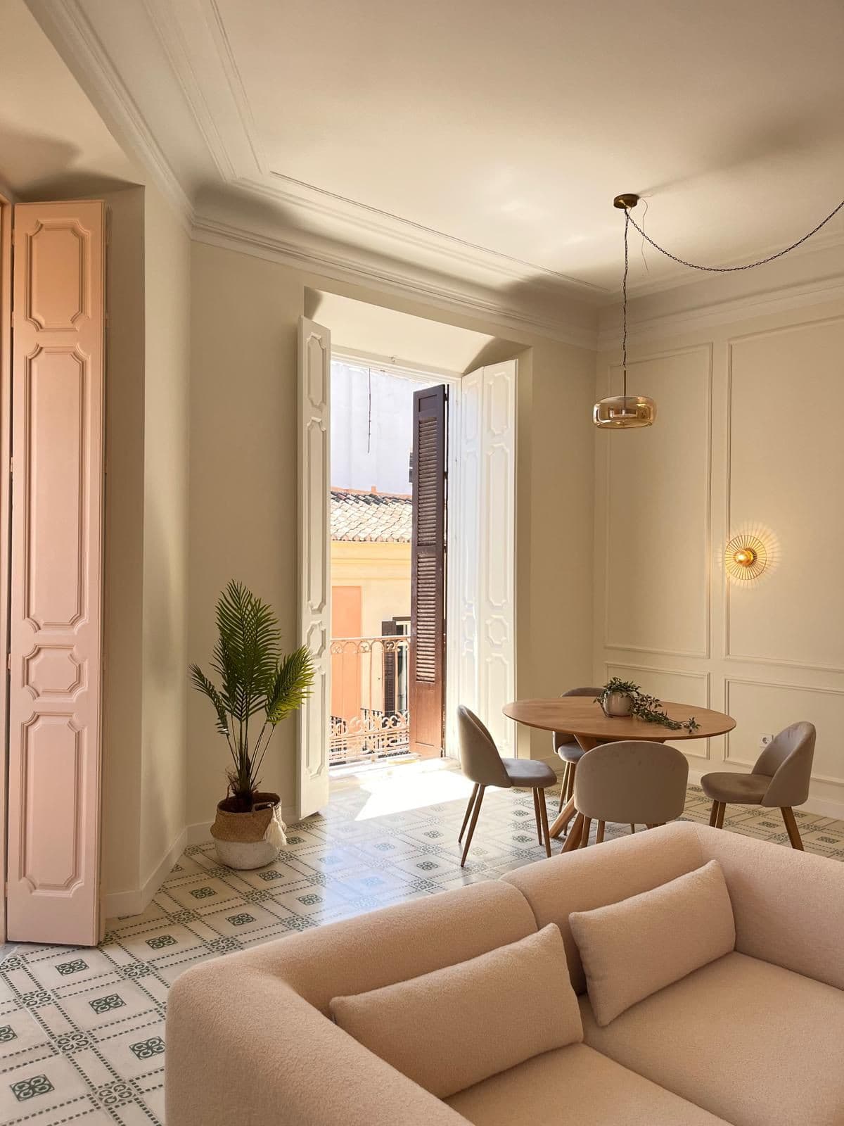 Middle Floor Apartment in Málaga — photo 1 of 10