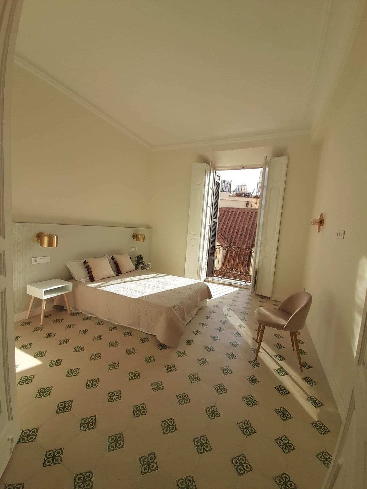 Middle Floor Apartment in Málaga — photo 5 of 10