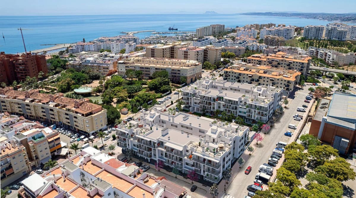 Middle Floor Apartment in Estepona — photo 2 of 10