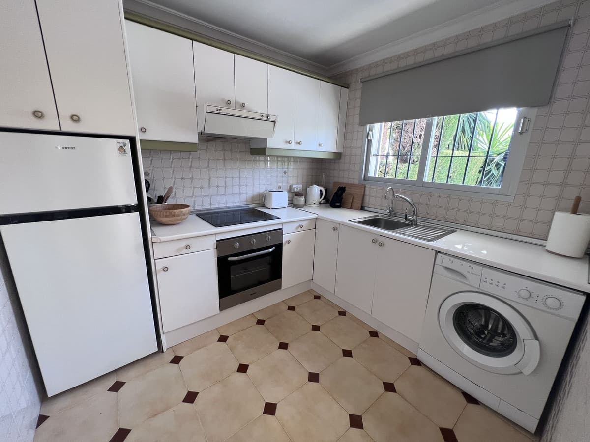 Townhouse in El Paraiso — photo 7 of 10