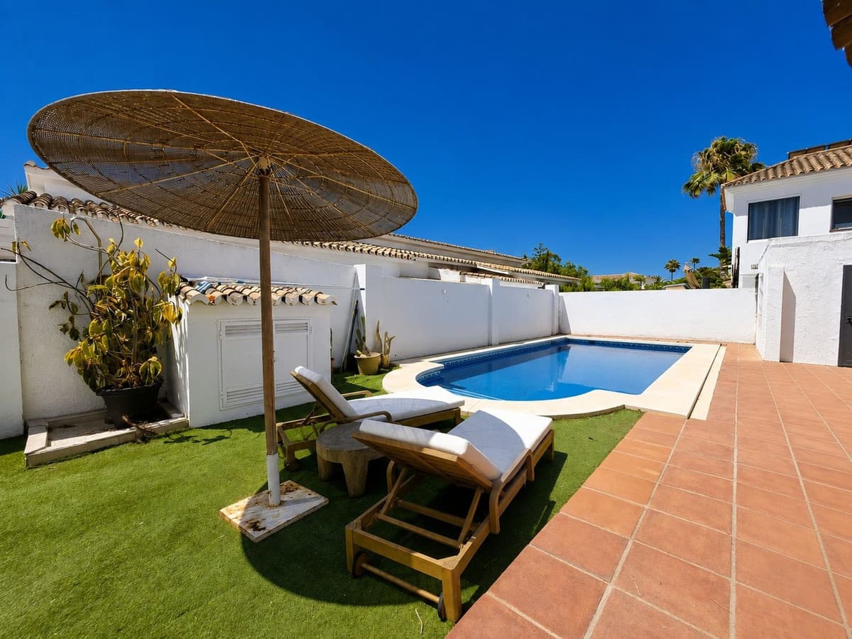Detached Villa in Estepona — photo 1 of 10