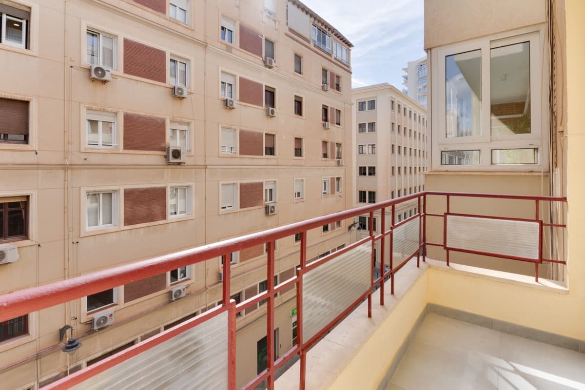 Middle Floor Apartment in Málaga Centro — photo 1 of 10