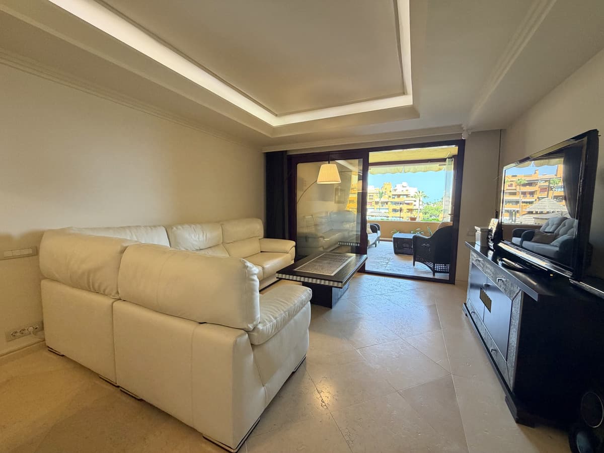 Middle Floor Apartment in Estepona — photo 5 of 10