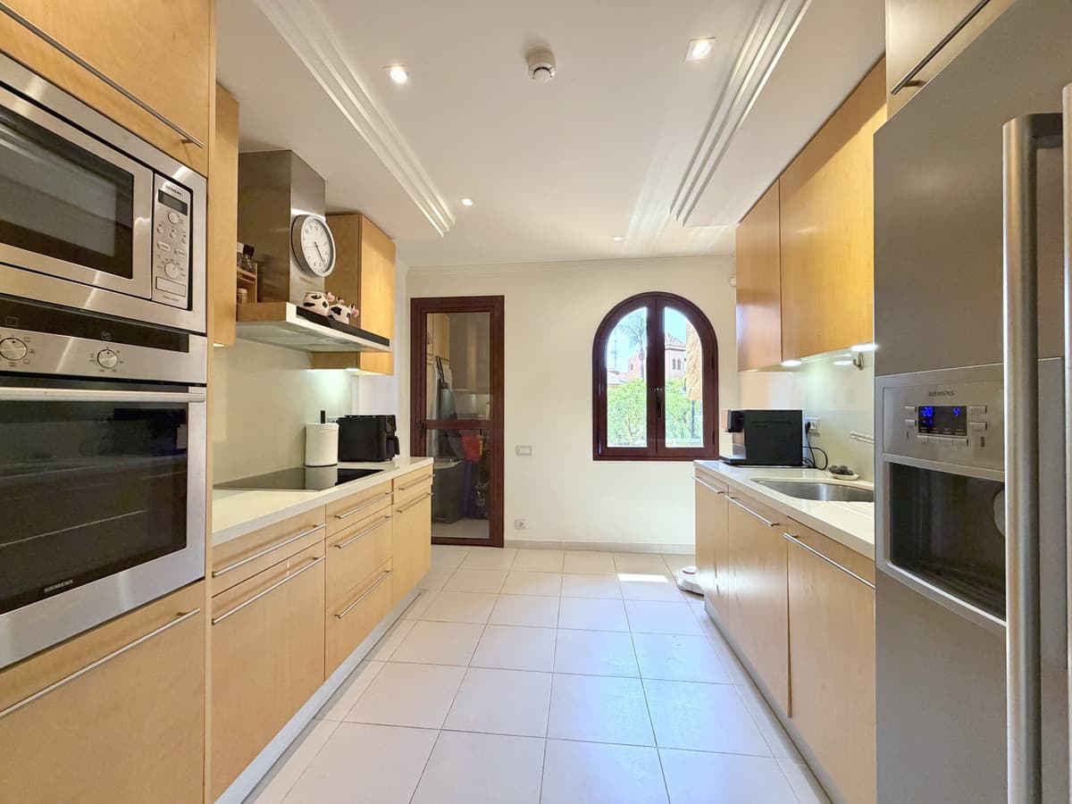Middle Floor Apartment in Estepona — photo 7 of 10