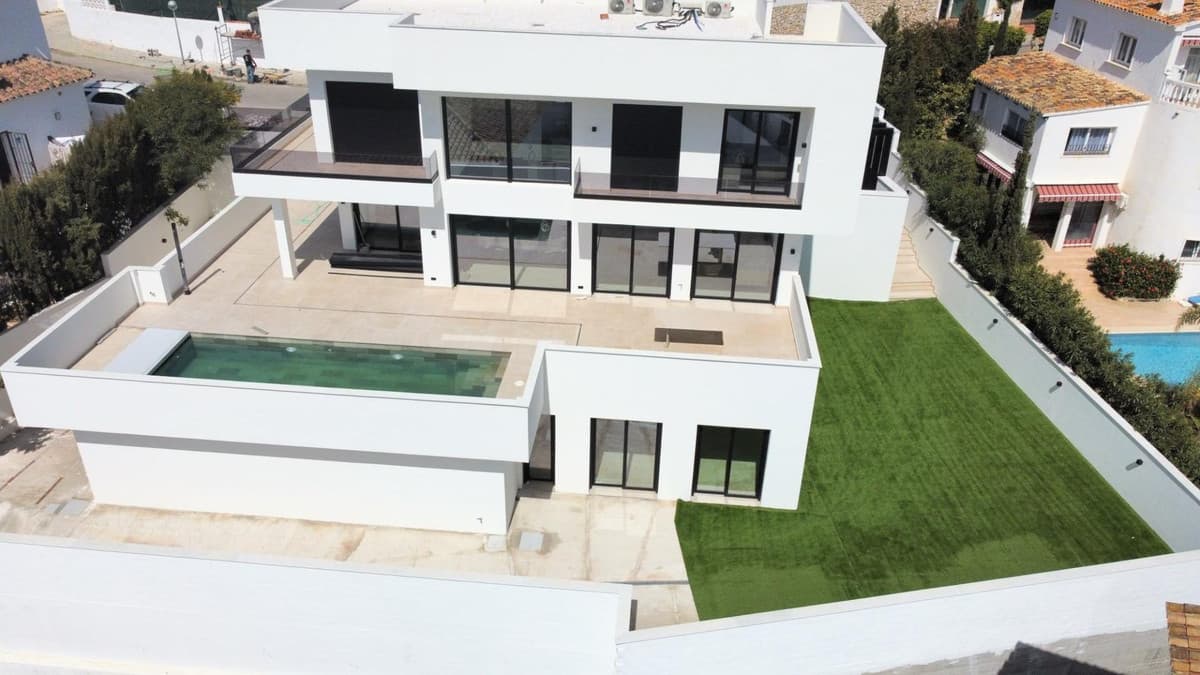 Detached Villa in Riviera del Sol — photo 1 of 10