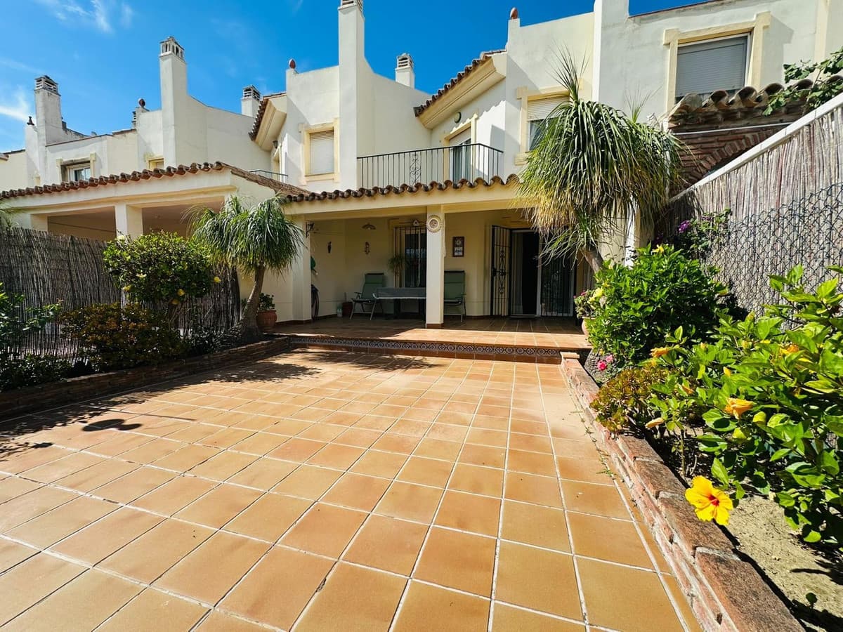 Townhouse in Sierrezuela — photo 1 of 10
