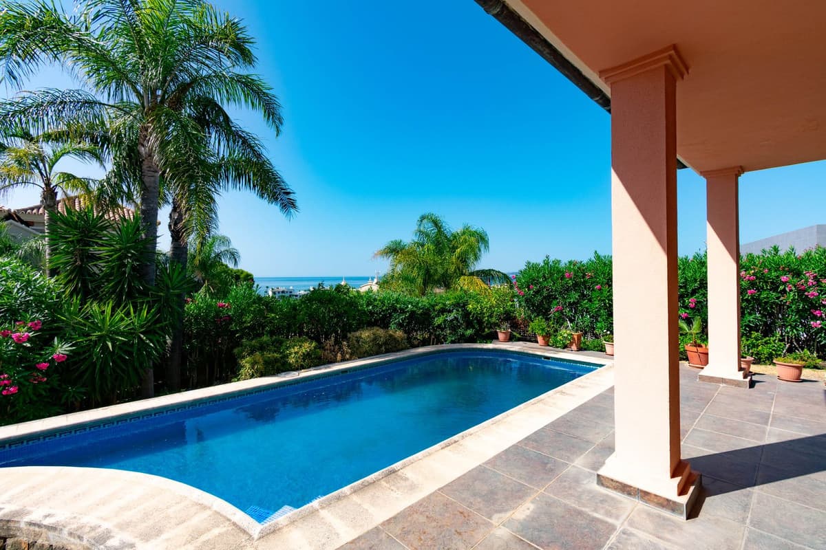 Detached Villa in Estepona — photo 1 of 10