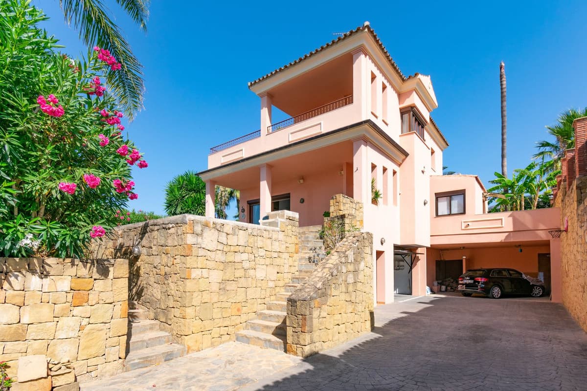 Detached Villa in Estepona — photo 3 of 10