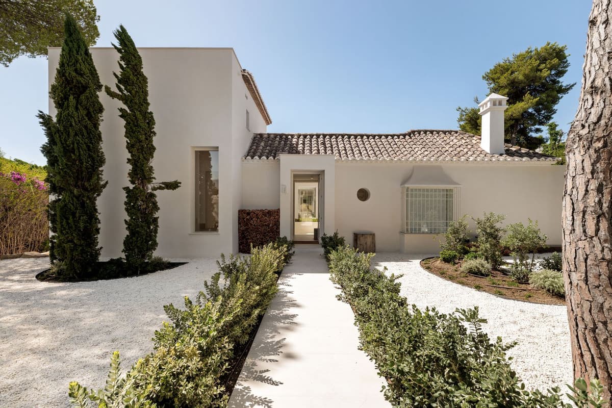 Detached Villa in El Paraiso — photo 1 of 10