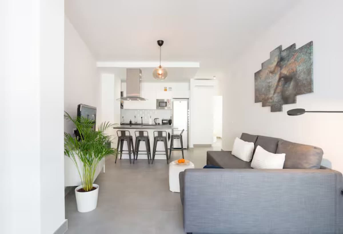 Middle Floor Apartment in Málaga Centro — photo 1 of 10