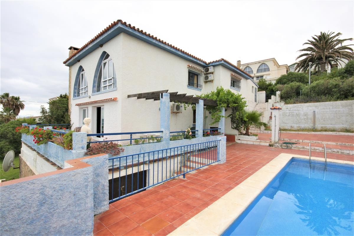 Detached Villa in Estepona — photo 1 of 10