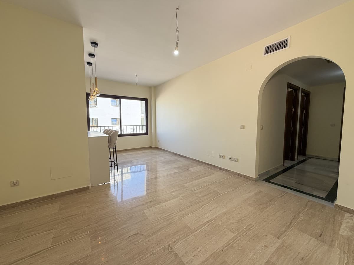 Middle Floor Apartment in Estepona — photo 8 of 10